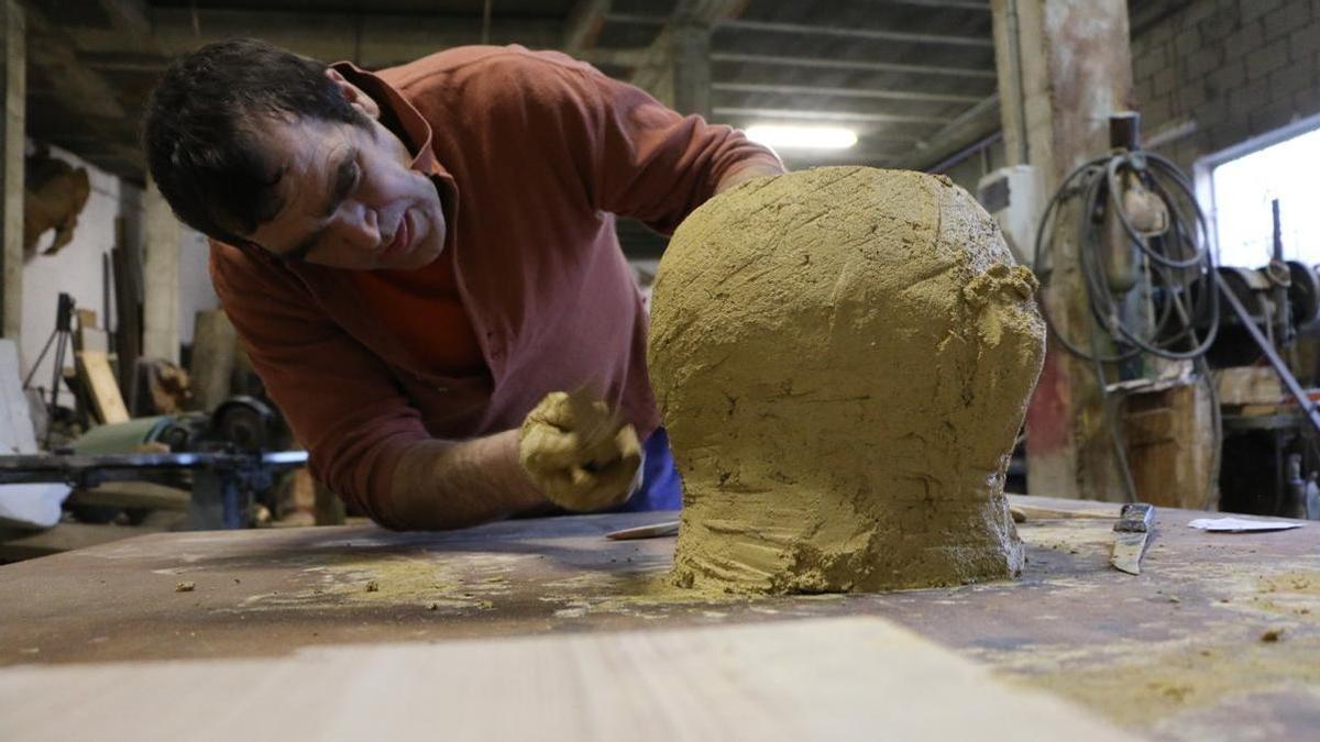 Francisco Leiro, en pleno proceso creativo en Cambados