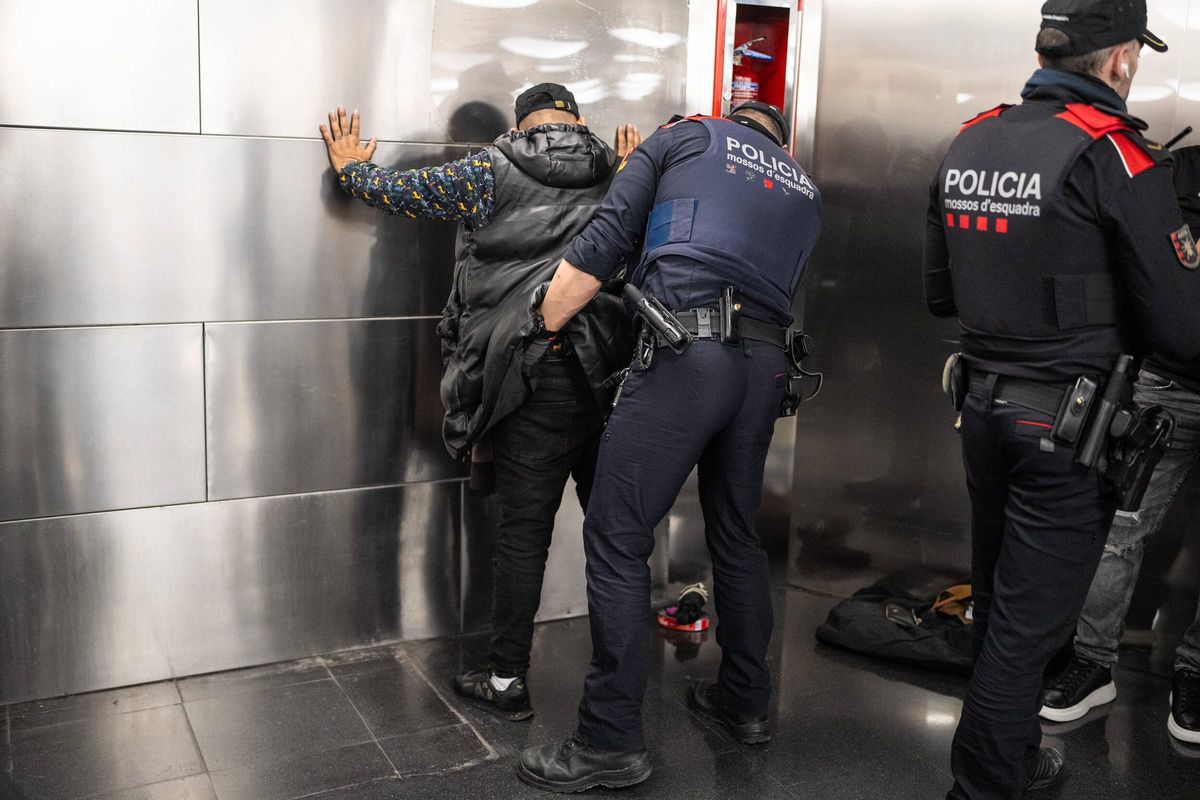 Macrodispositivo de Mossos junto a seguridad de TMB en el Metro de Barcelona