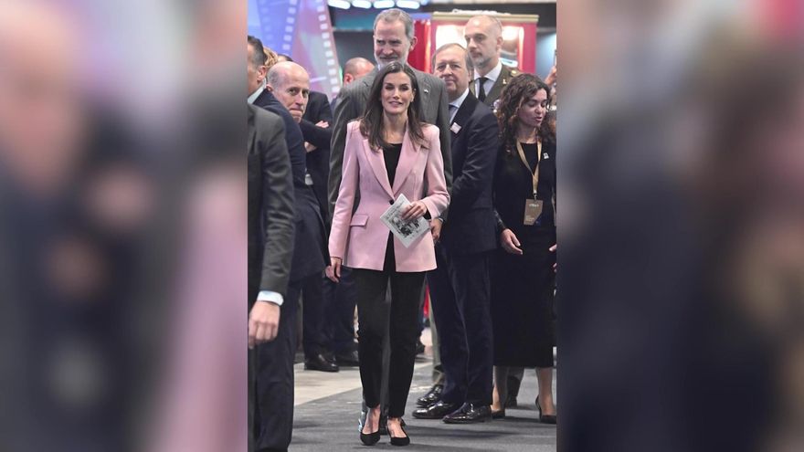 Letizia cautiva en la inauguración de Fitur con una blazer rosa de Zara de rebajas
