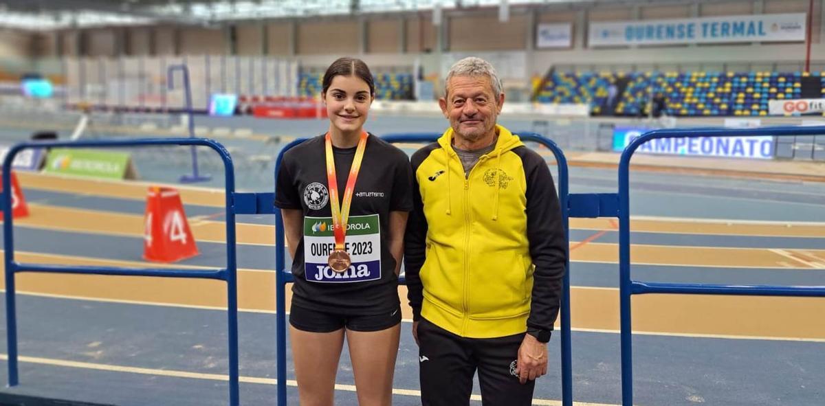 Lydia Estévez, junto a su técnico, Luis Sánchez.