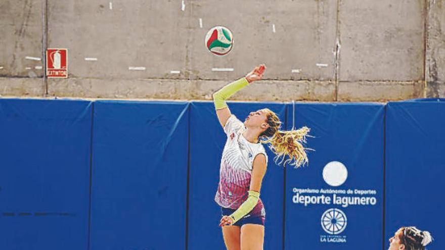 María Schlegel, en suspensión, golpea un balón por dos.