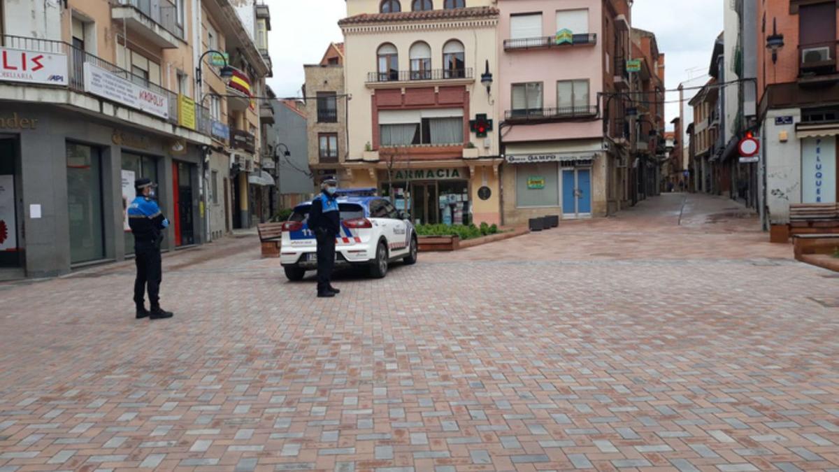 Dos agentes de policía en la Plaza de Santa María. | E. P.