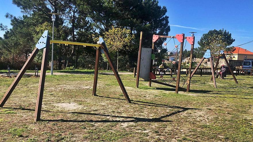 Columpios dañados en Noalla. | // FDV