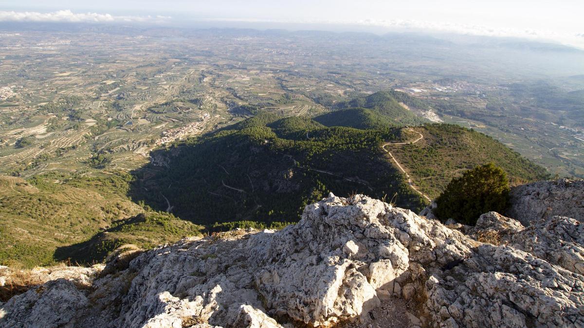 Entorno del Benicadell, con Beniatjar abajo, en una imagen desde la cima de la sierra.