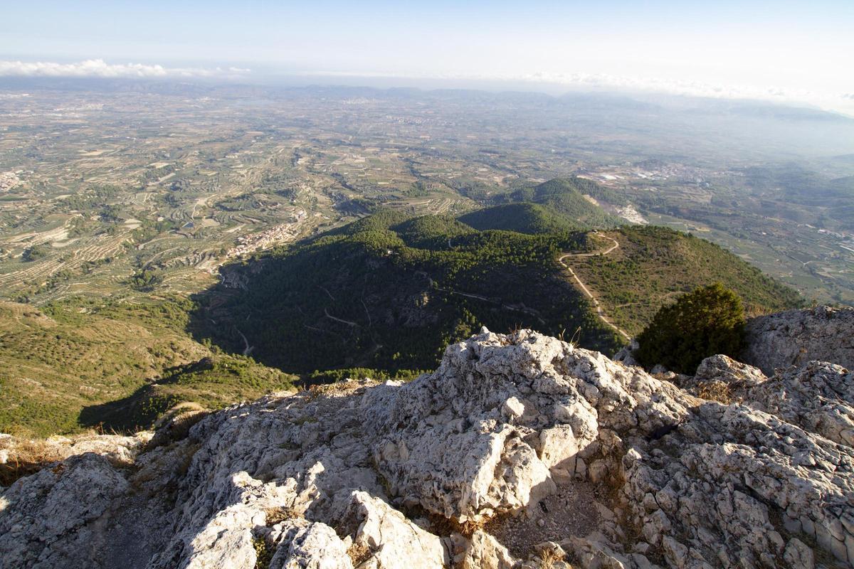 Entorno del Benicadell, con Beniatjar abajo, en una imagen desde la cima de la sierra.