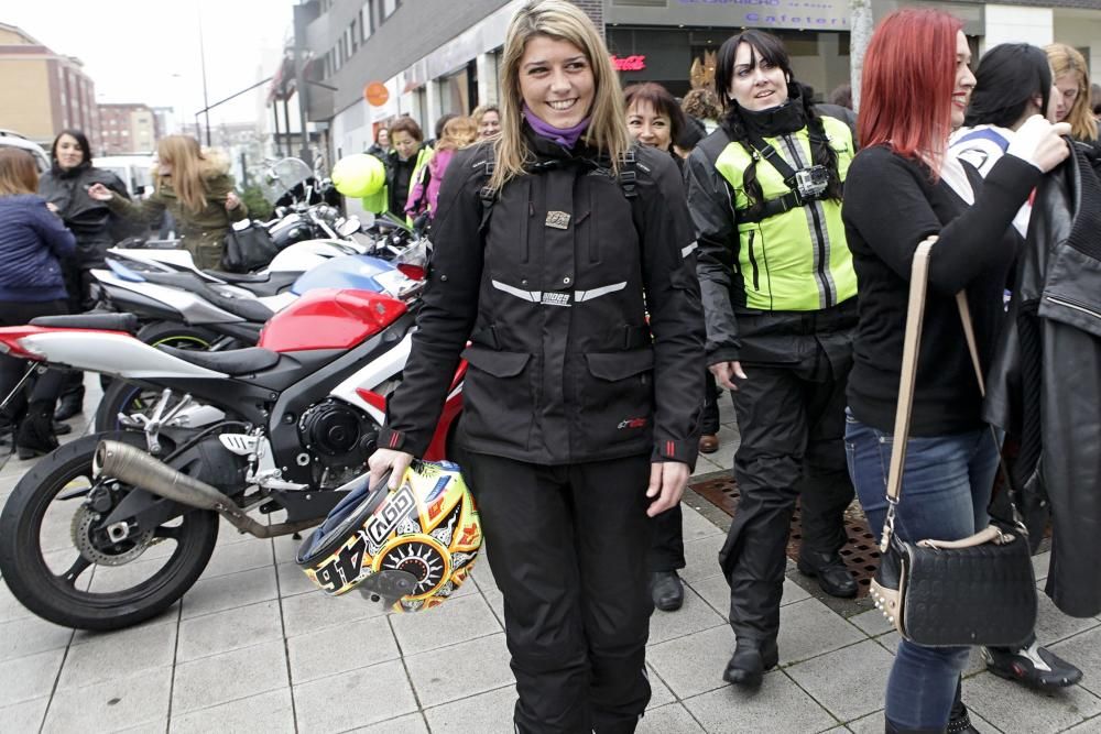 "Motocomadres". Un grupo de moteras celebra las Comadres en una ruta de moto