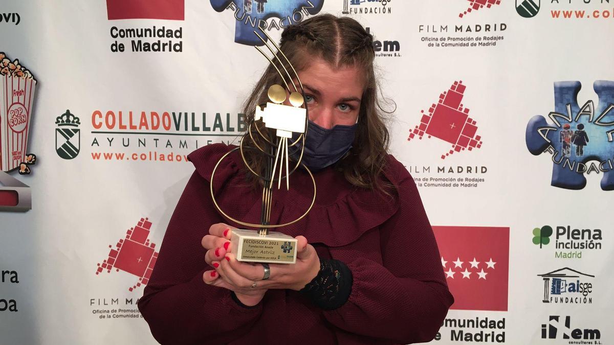 Inmaculada Calderón posa con su premio a Mejor Actriz por su papel en &#039;Hola!&#039;.