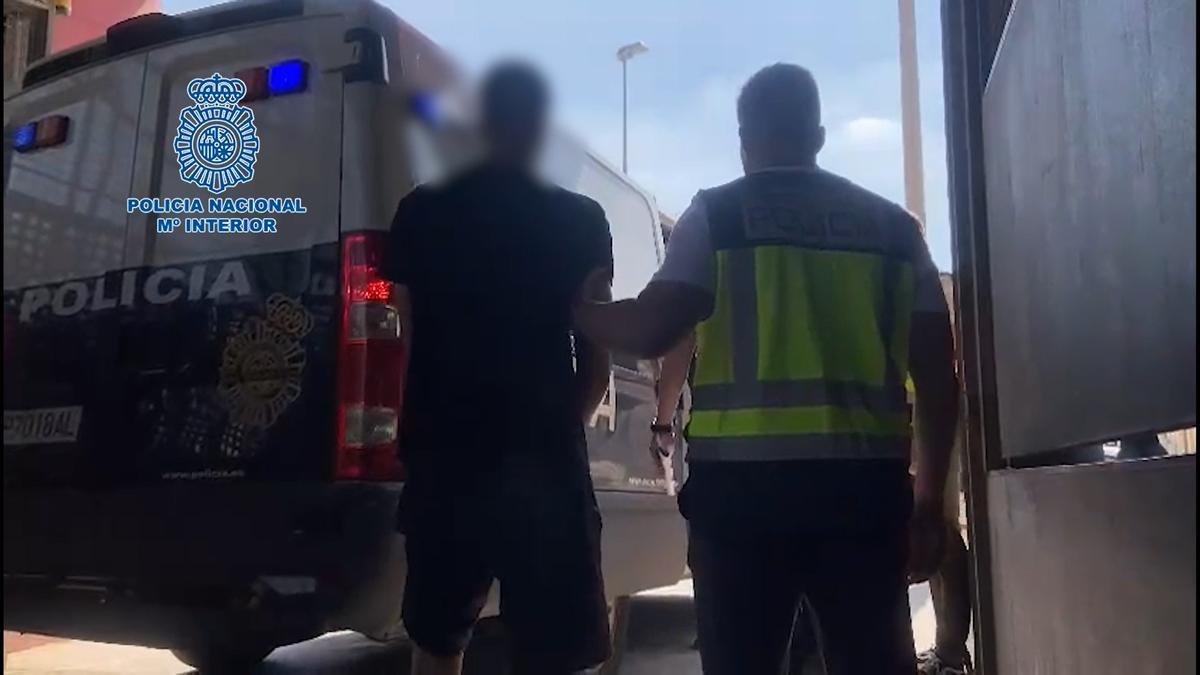 Los agentes detienen a nueve jóvenes