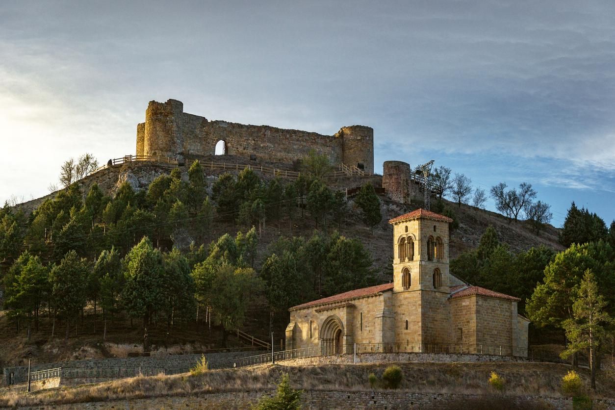 El castillo, encaramado sobre una colina, domina Aguilar de Campoo.