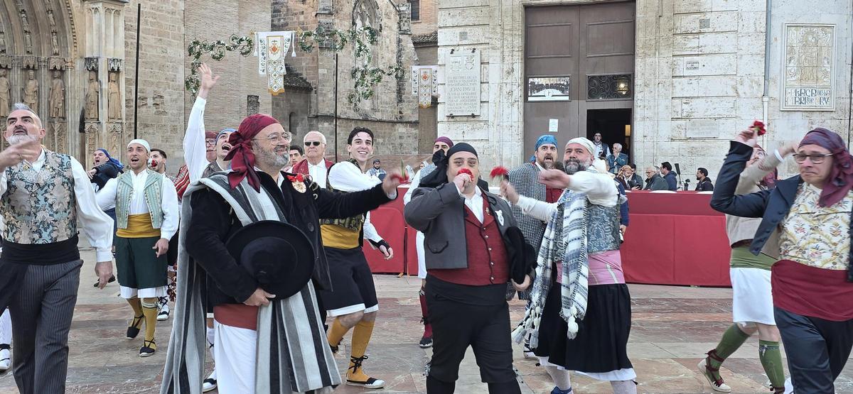 Falleros de Norte-Doctor Zamenhoff lanzando claveles