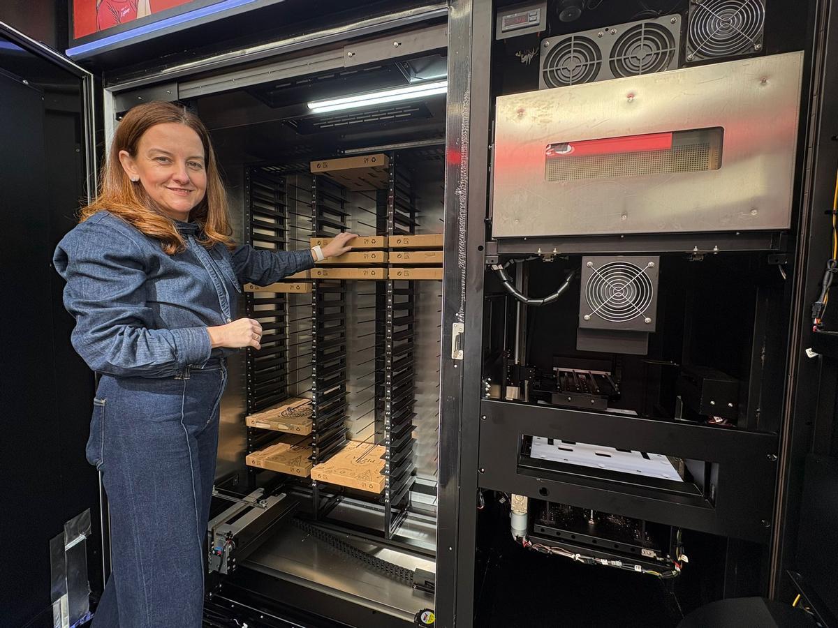 Noelia Rodríguez coloca las pizzas en el interior de la máquina.
