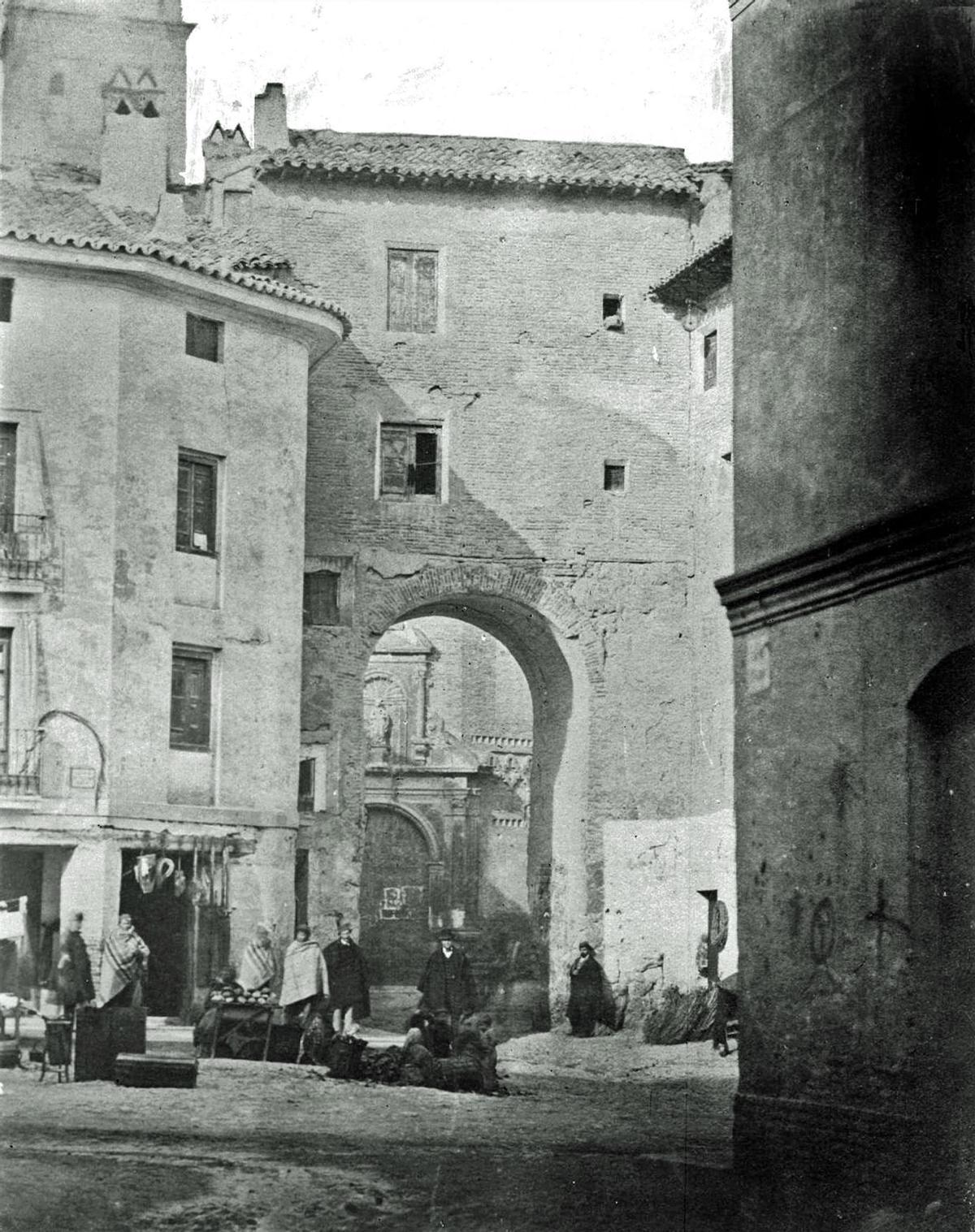 Antigua Puerta de Valencia, adosada al edificio del número 72 de la calle Mayor.