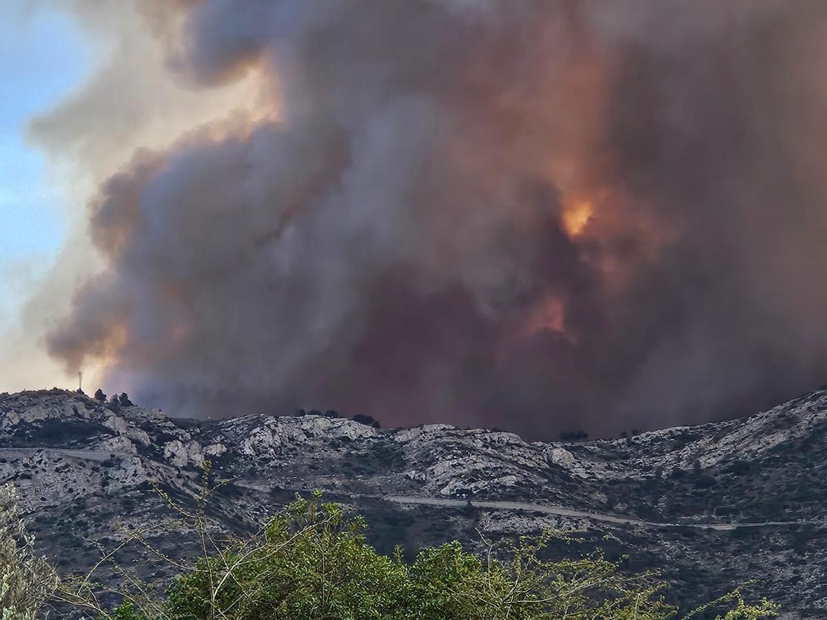 Las imágenes del incendio forestal declarado en Tàrbena