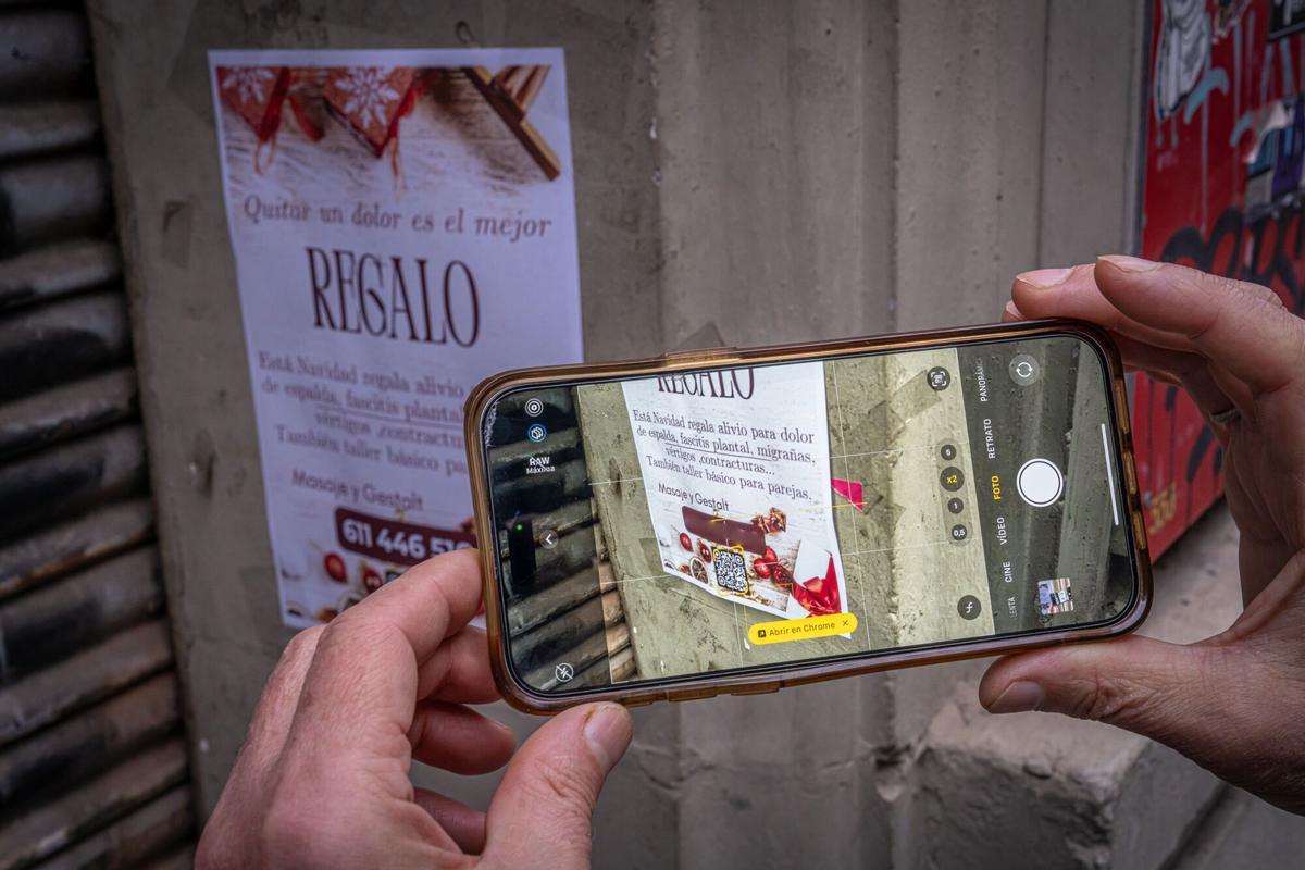 Imagen ilustrativa de estafas por QR en las calles de Barcelona.
