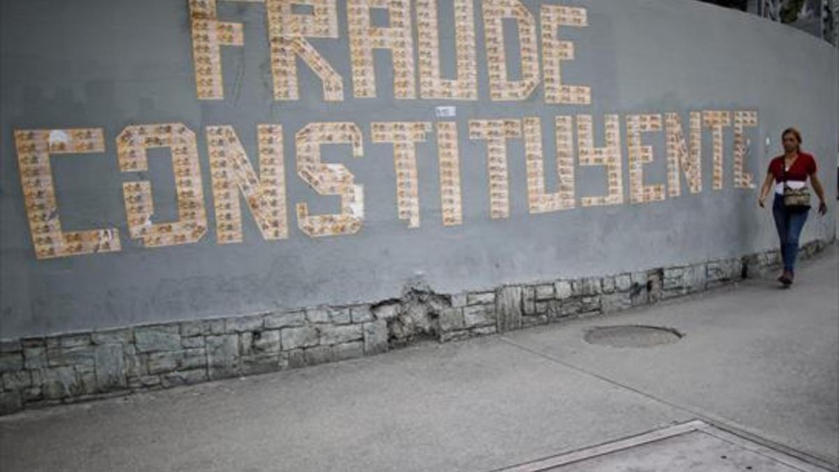 Una pintada denuncia la votación a la Asamblea Constituyente en un muro de Caracas.