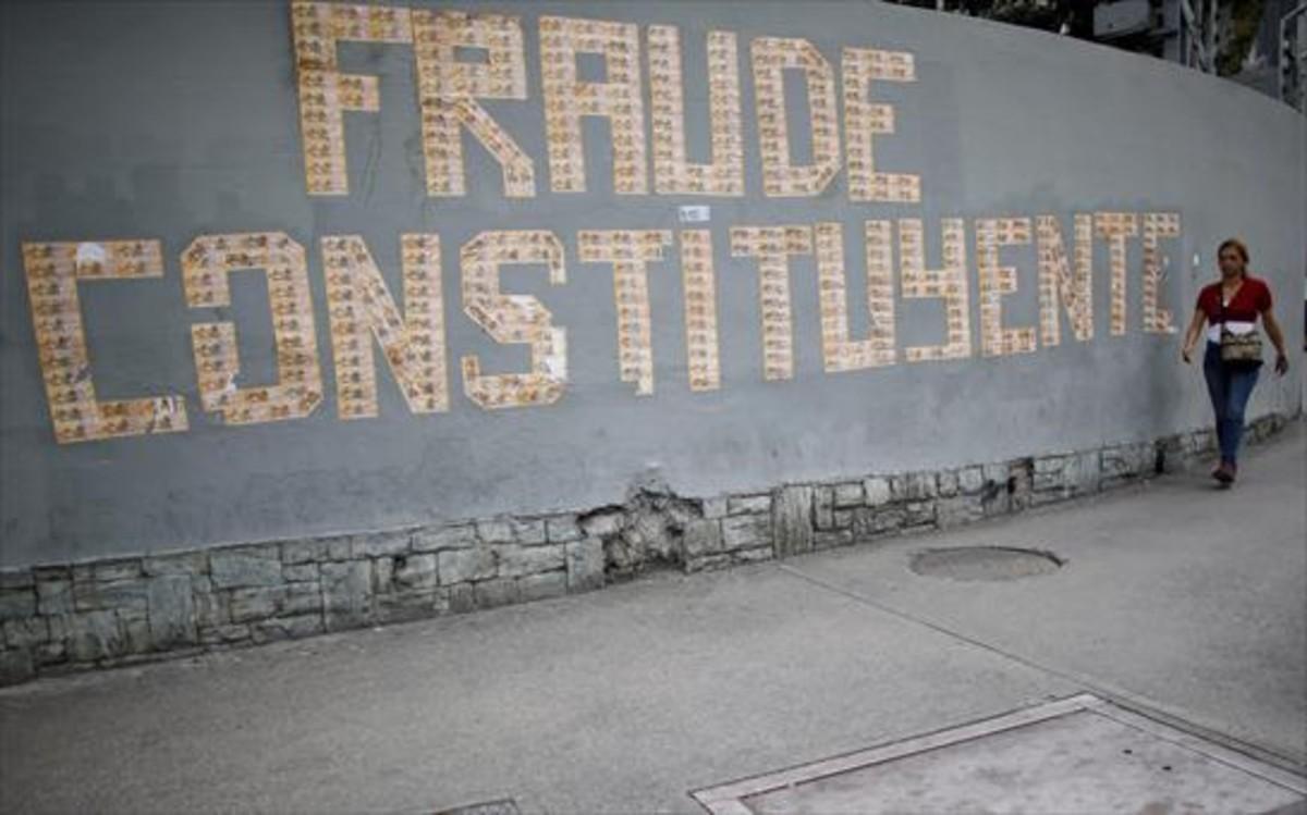 Una pintada denuncia la votació a l’Assemblea Constituent en un mur de Caracas.