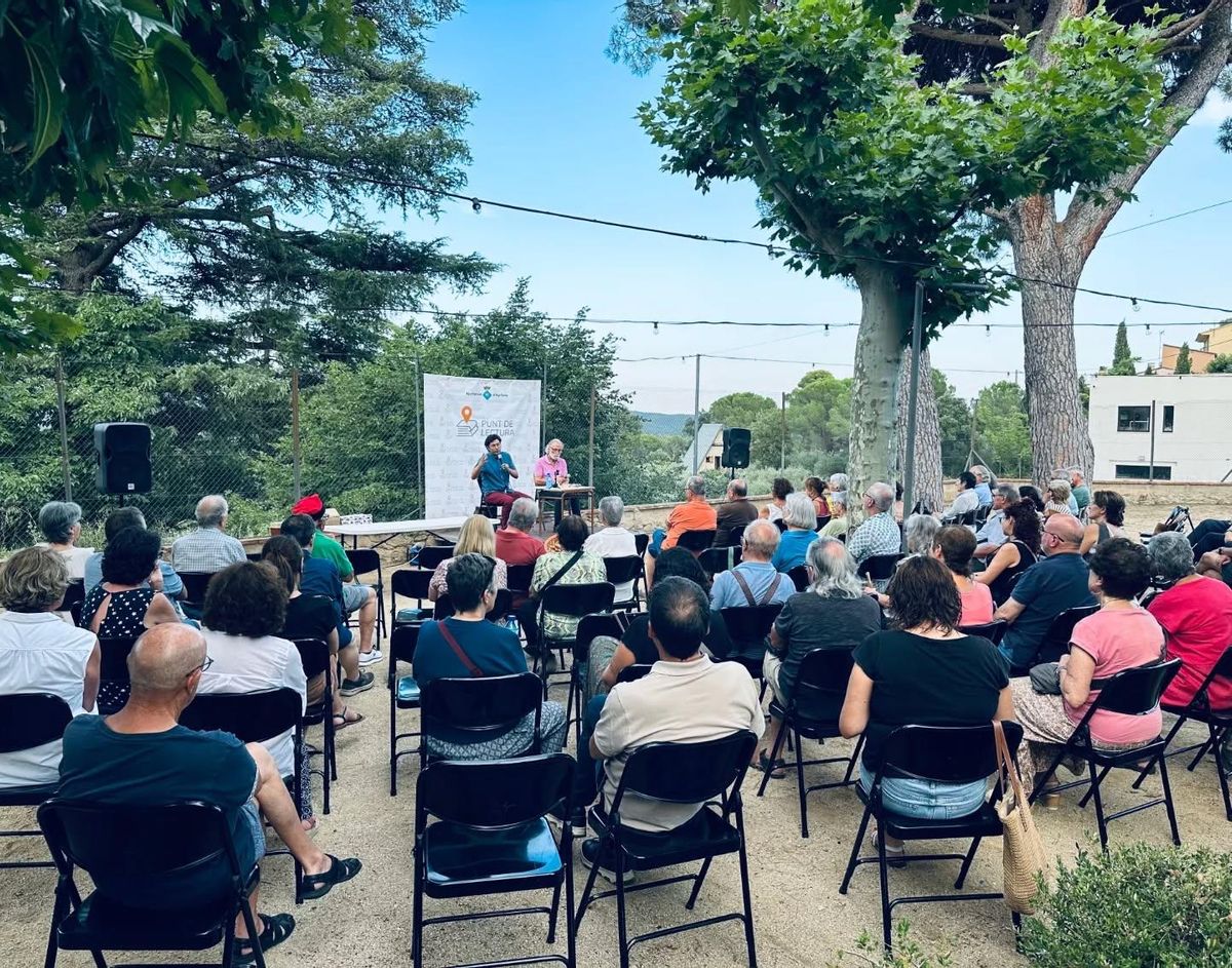 Un moment de la presentació del llibre de Jordi Nopca als jardins de la Societat d'Agullana.