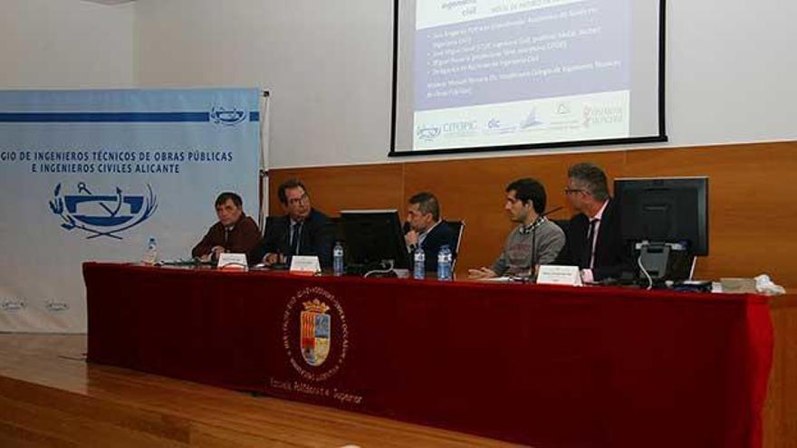 El Dr. Ingeniero y Profesor Saval Pérez disertando en el Coloquio/mesa redonda sobre &quot;Futuro de la Ingeniería Civil&quot;