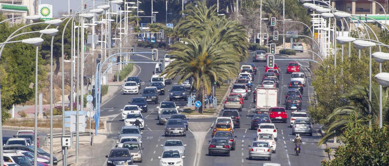 Vehículos circulando y contaminando por la avenida de Dénia de Alicante