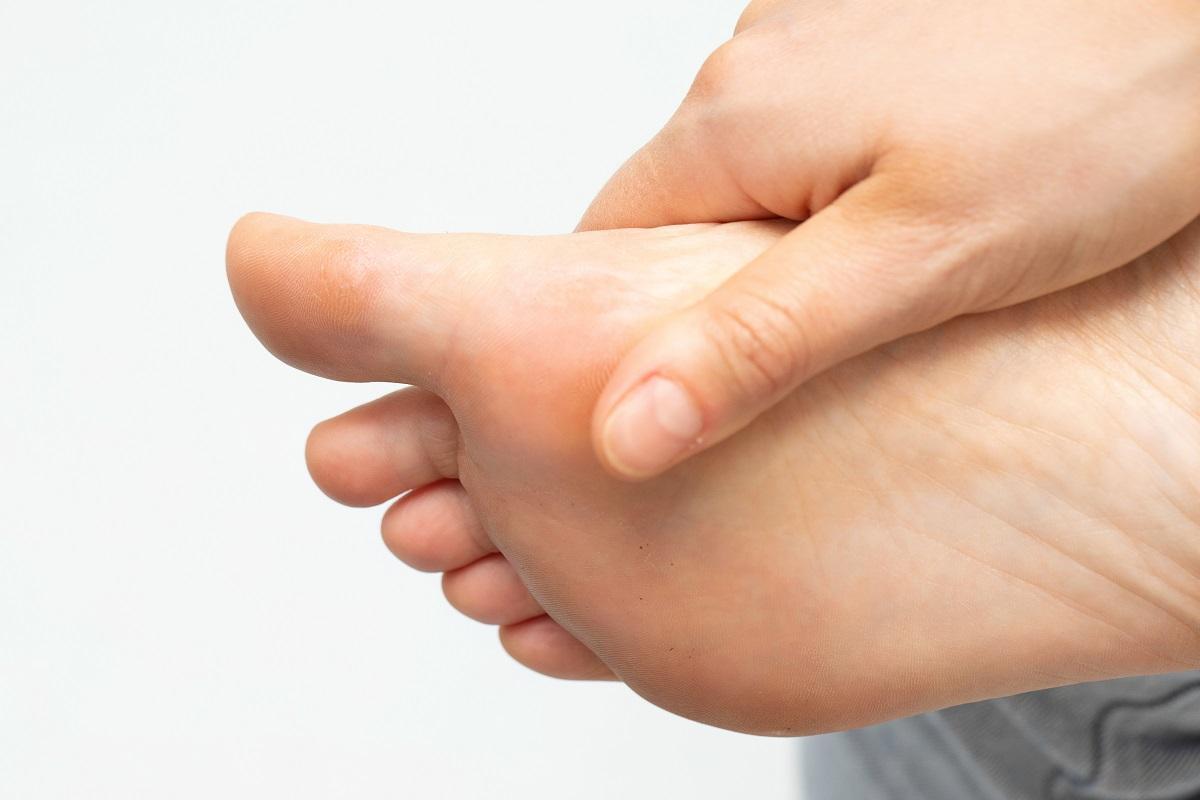 Masajear pies y tobillos pueden reducir la hinchazón.