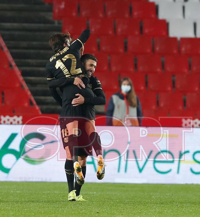 RIqui Puig y Jordi Alba celebran su gol durante el partido de cuartos de final de la Copa del Rey entre el Granada y el FC Barcelona disputado en el Nuevo los Cármenes