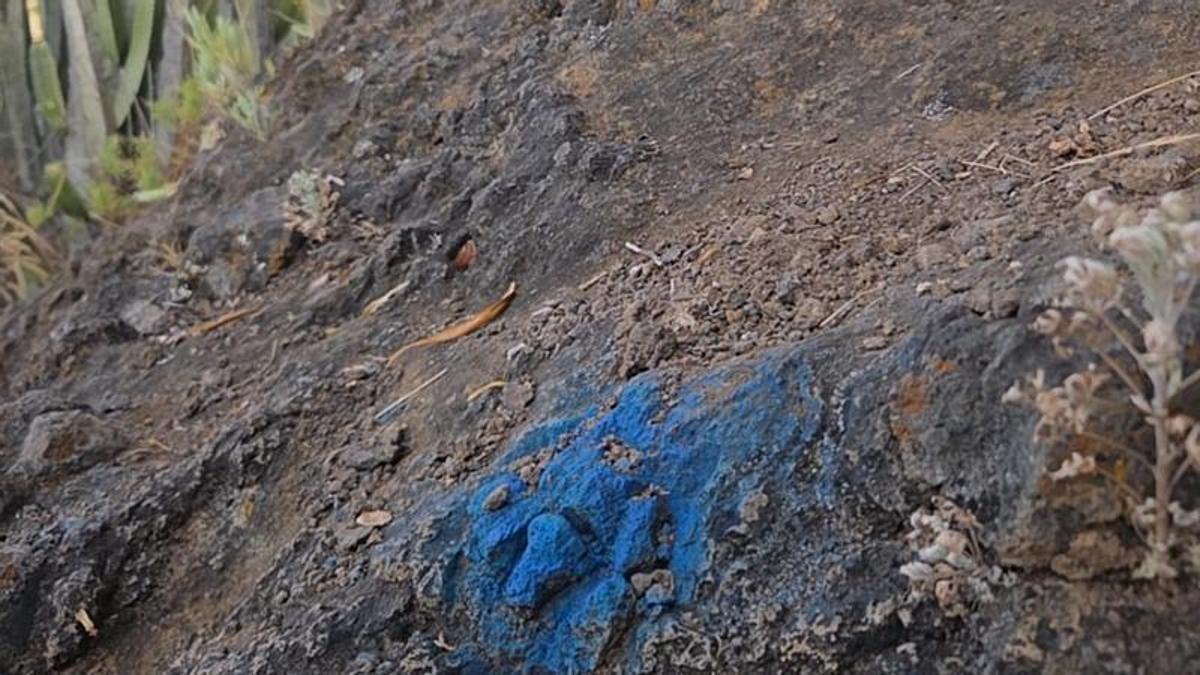 Marca azul en una vereda privada en Anaga