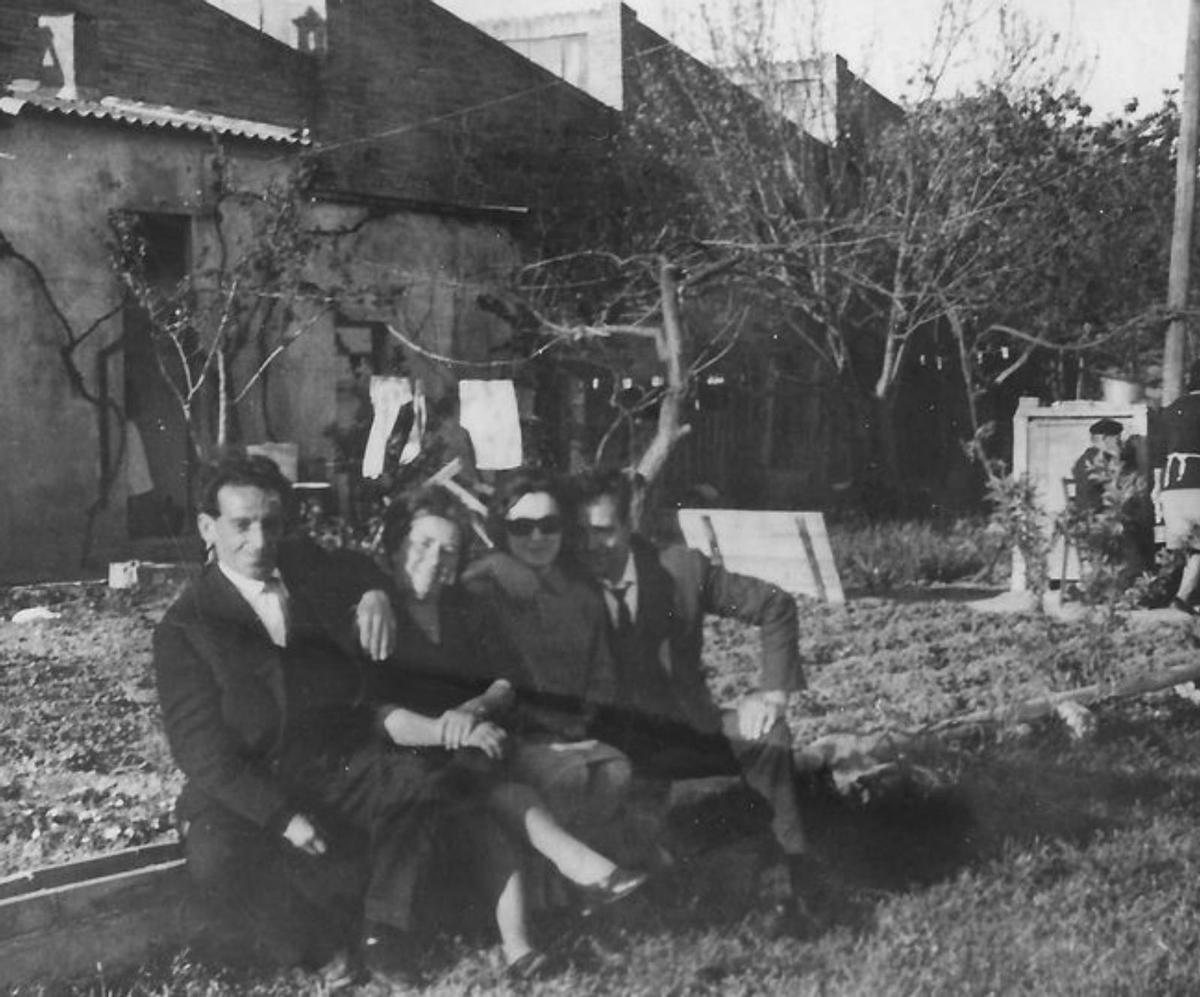 Diverses imatges de la família de Josep Castelló Faixó i Luisa Mairal La Coma amb els seus descendents a l’hort que llindava amb la fàbrica Rieju, visible a la imatge de l’esquerra i a la vista aèria de la dreta. | ARXIU FAMILIAR