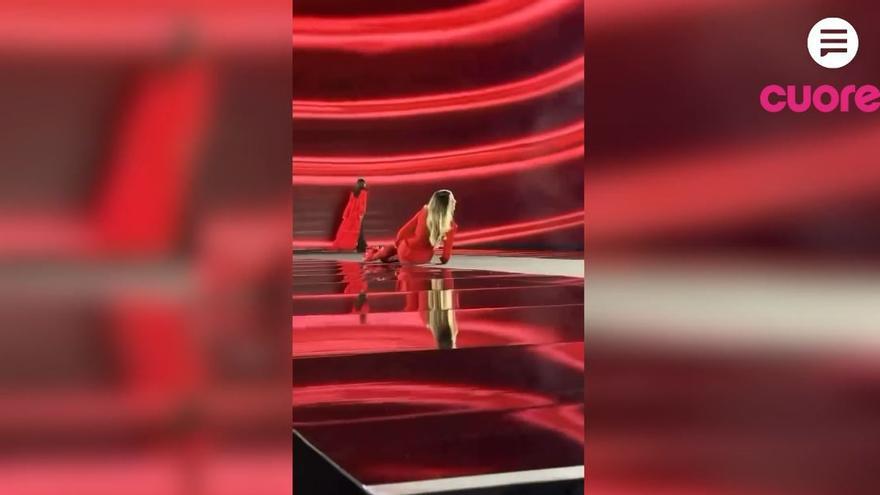 La caída de Belinda en la París Fashion Week se hace viral por el gesto de Anitta con ella