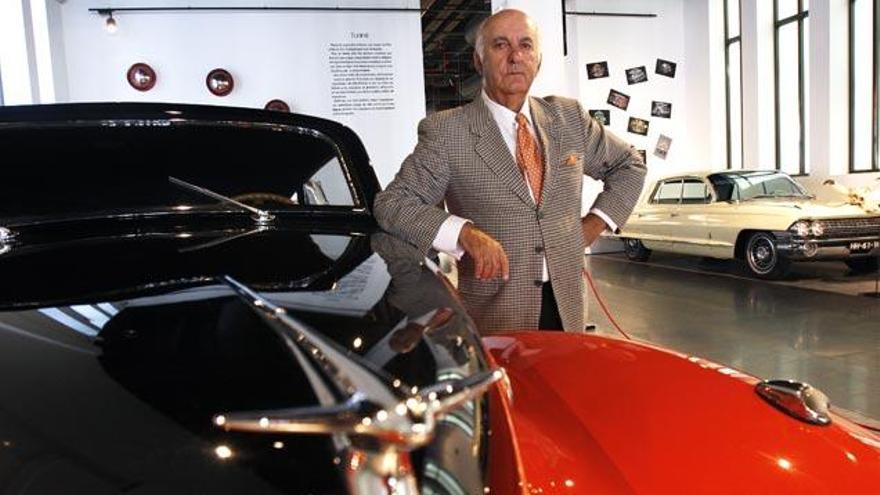 Joao Magalhaes con uno de sus coches en el Museo del Automóvil.