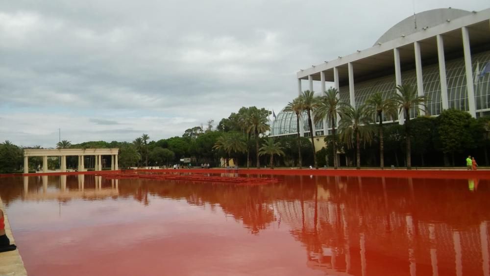 La fuente recupera su color original, el rojo