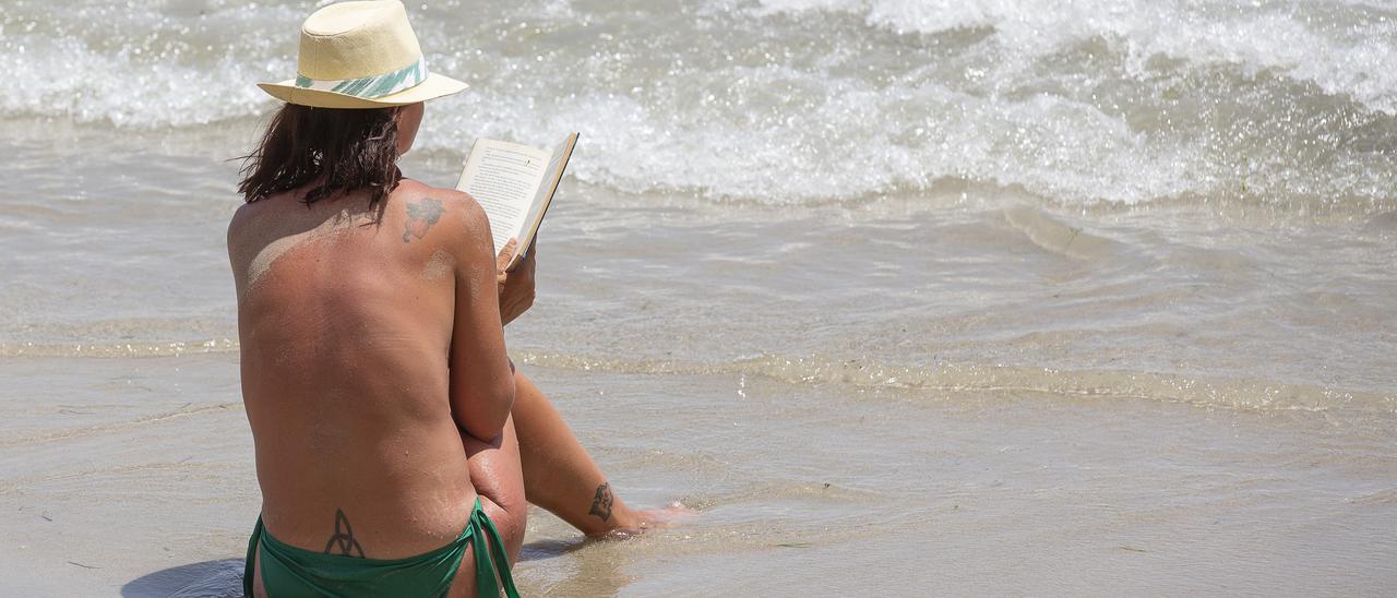 Una mujer bañándose en una de las playas de la provincia este verano