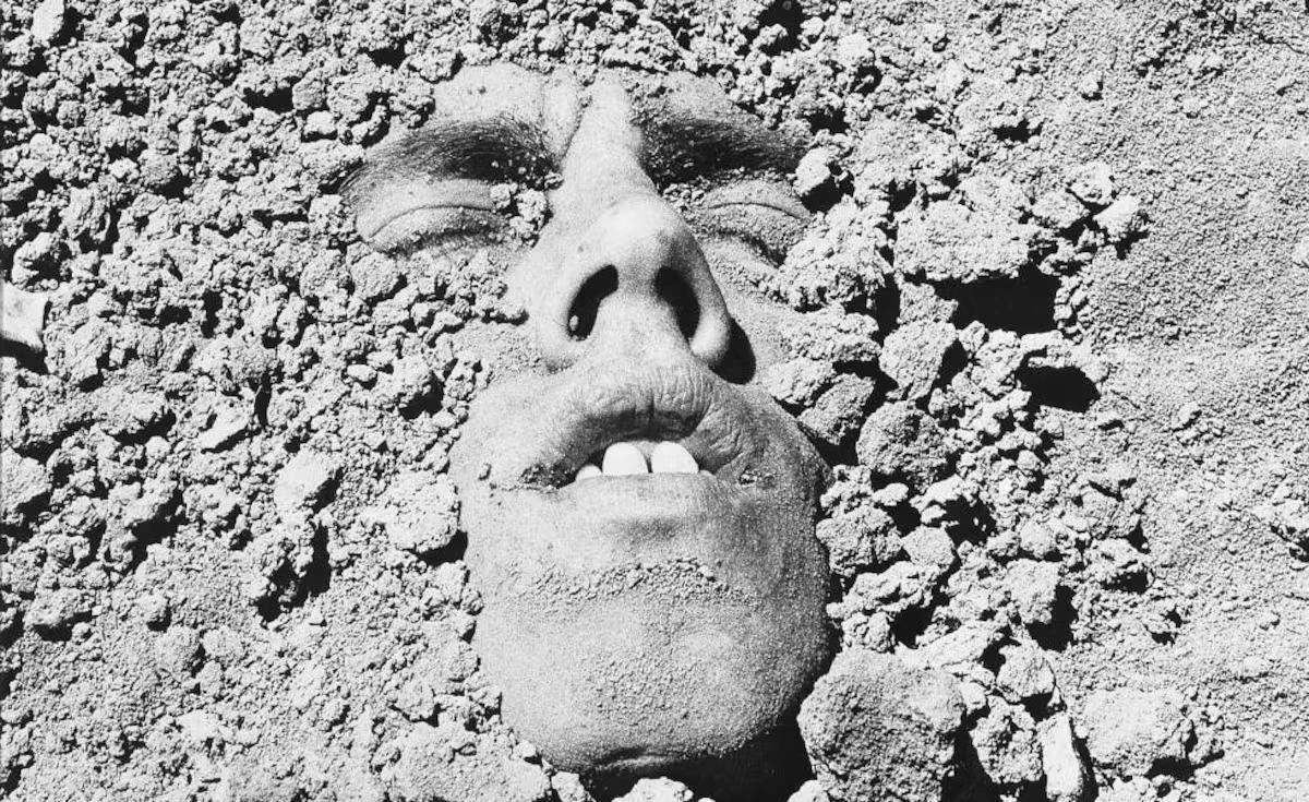 Fotografía de David Wojnarowicz 'Sin título (Rostro en la tierra)', de 1991.