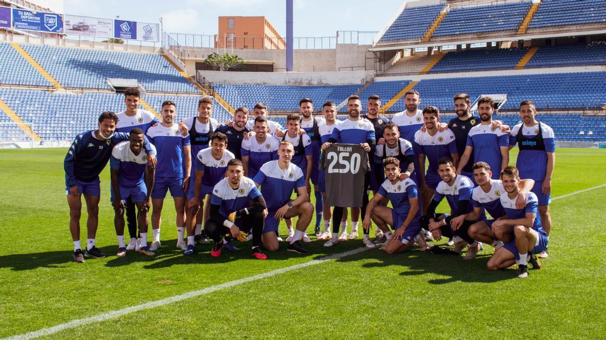 Falcón celebrando su partido número 250 con toda la plantilla