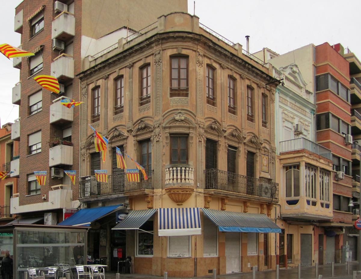 El palacete conocido como Cà El Parat en Torrent, antes de proteger la fachada con una malla.