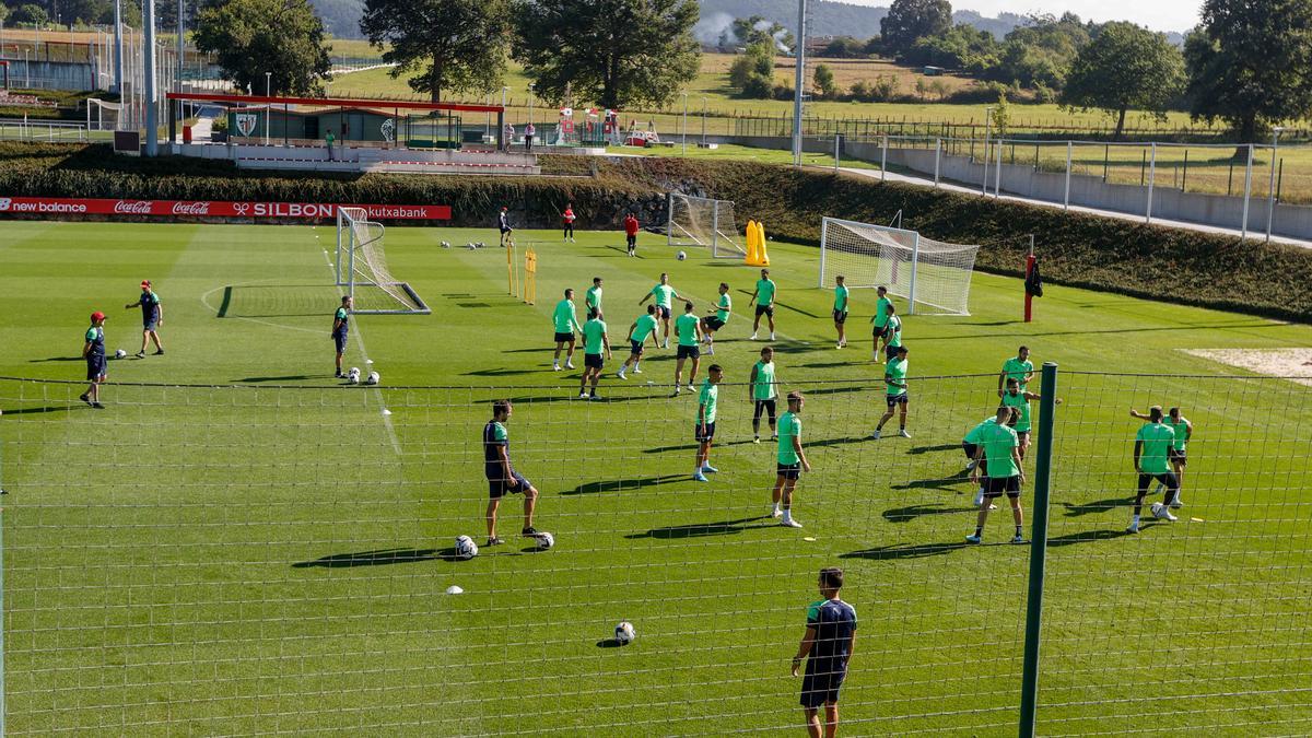 Los jugadores del athletic de Bilbao preparan el partido ante el Valencia