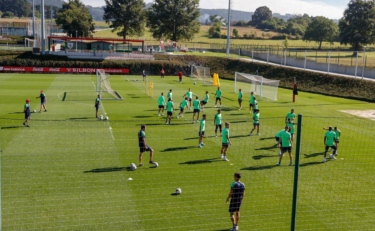 Los jugadores del athletic de Bilbao preparan el partido ante el Valencia