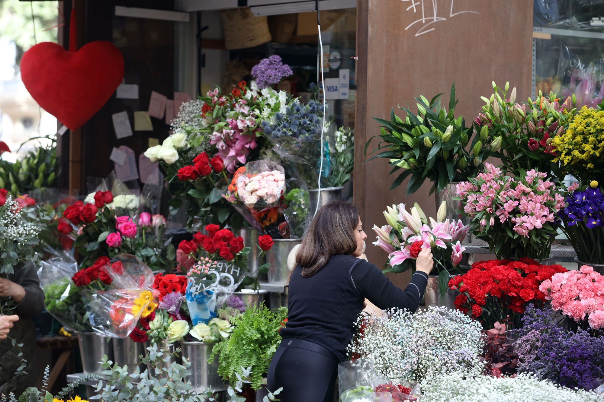 Floristerías de Málaga se preparan para San Valentín - La Opinión de Málaga