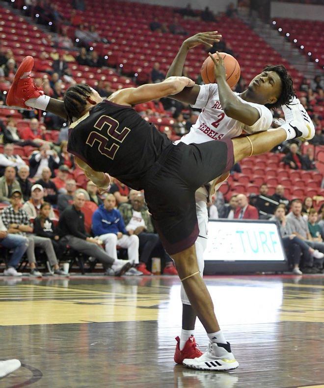 Nijal Pearson #22 de los Texas State Bobcats bloquea un disparo de Donnie Tillman #2 de los UNLV Rebels durante su partido en el Thomas & Mack Center en Las Vegas, Nevada.