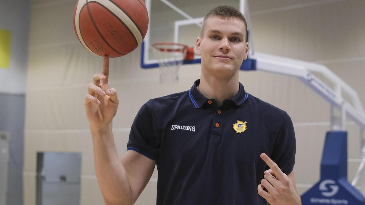 Fynn Schott hace malabarismos con el balón en la Sala Club del Gran Canaria Arena.