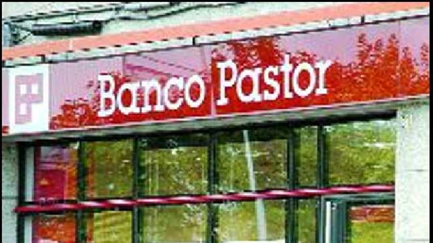 En Marín el atraco se produjo en una oficina del Banco Pastor. / g.santos