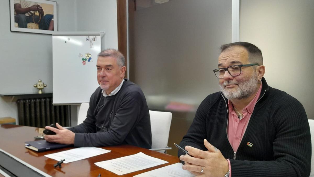 José Antonio Cases y Roberto García, en el momento en el que anunciaron la paralización del plan del barrio de El Puente.