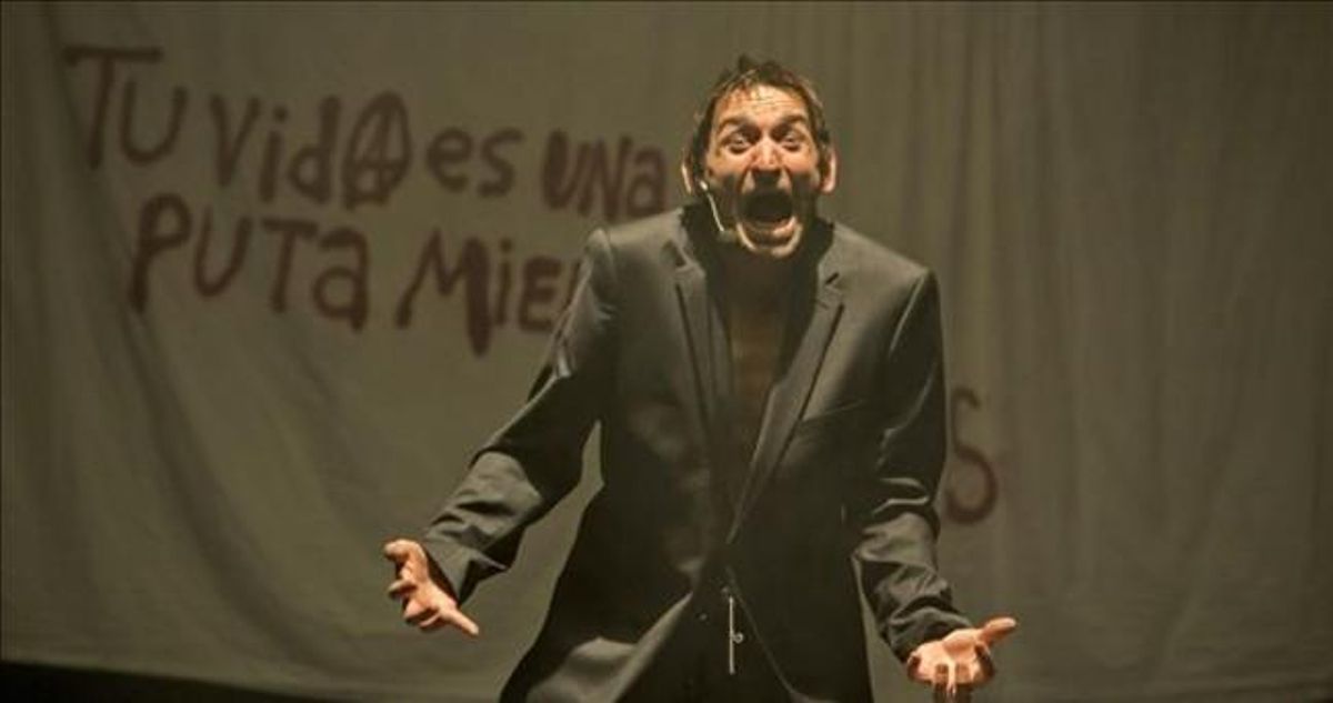 Albert Pla durant una actuació.