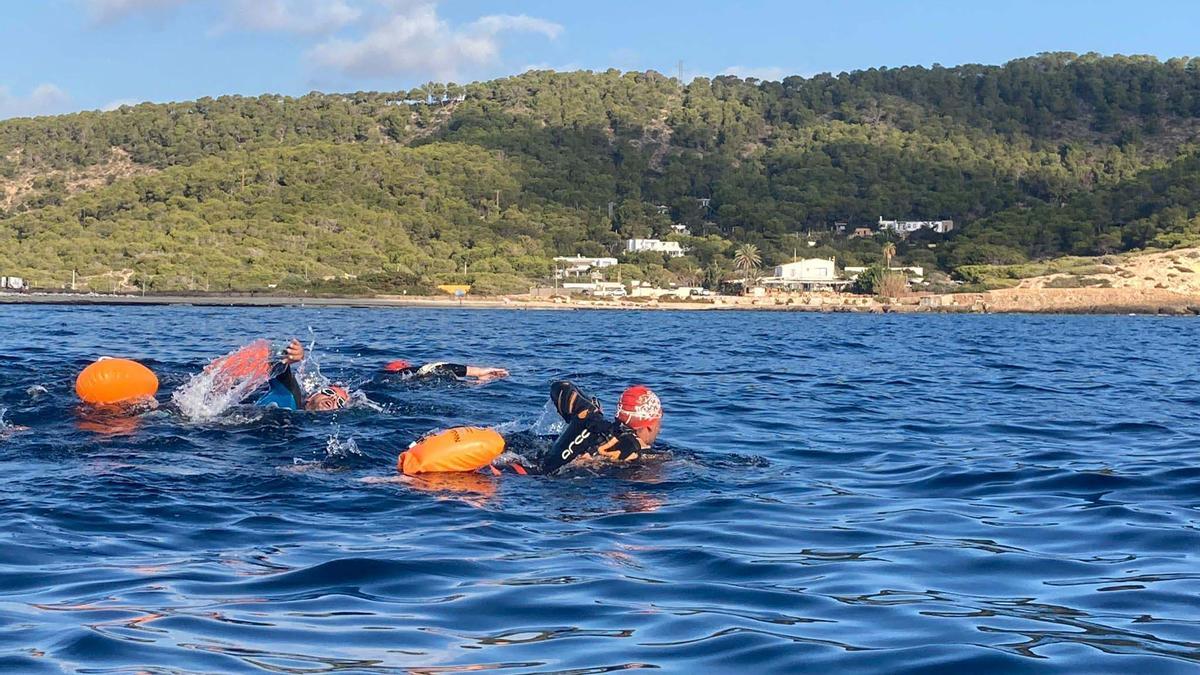 El paratriatleta Javier Vergara cumple con éxito su reto de 5km de natación por una causa benéfica