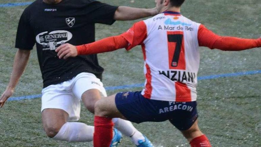 Un jugador del Alondras trata de recuperar el balón. // Gonzalo Núñez