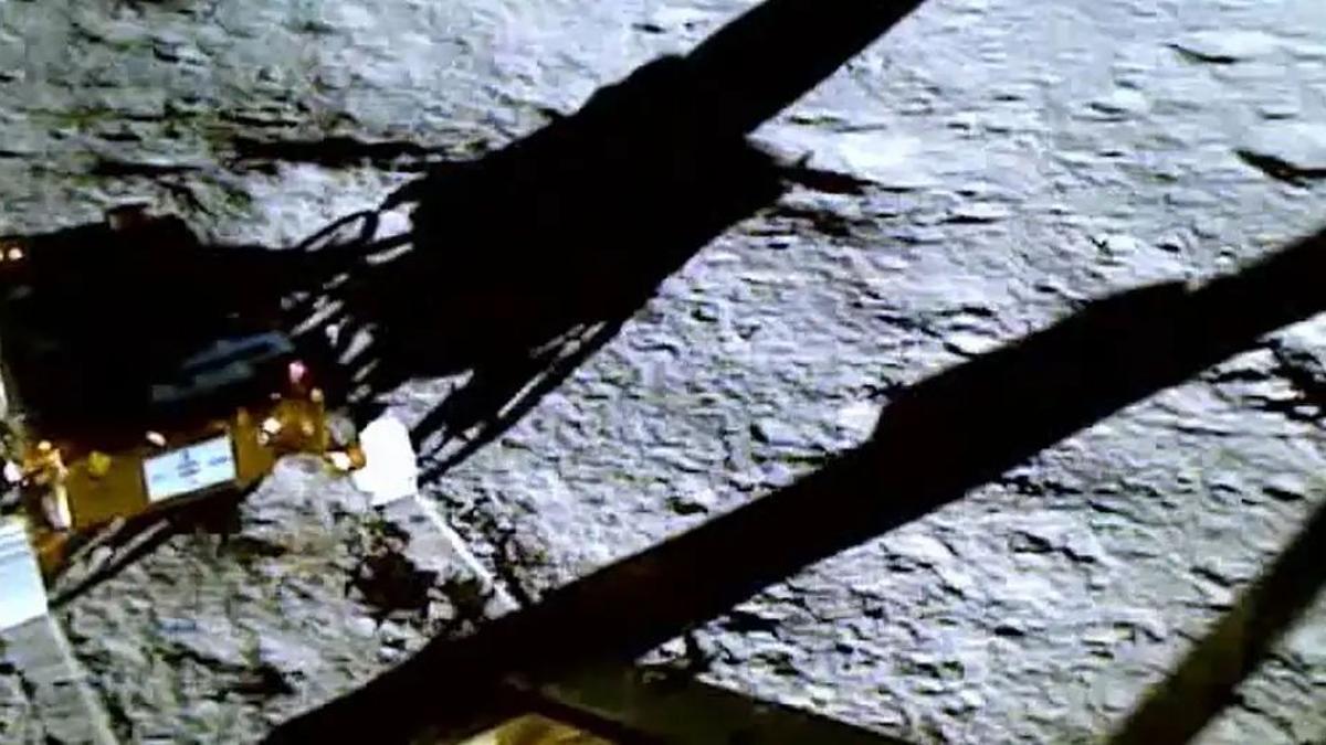 El rover indio explorando la superficie lunar.