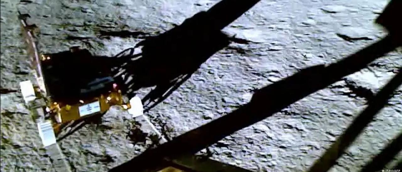 El rover indio explorando la superficie lunar.