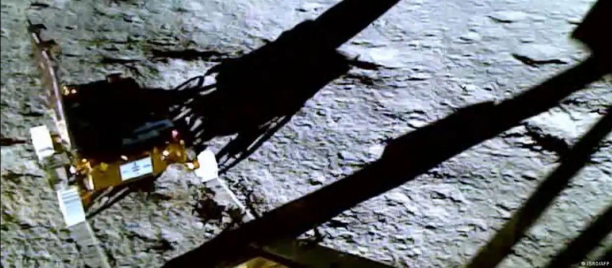 El rover indio explorando la superficie lunar. El rover indio explorando la superficie lunar.