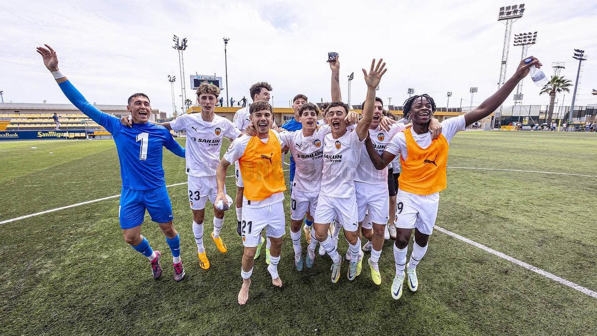 Los jugadores del Juvenil A del Valencia CF celebran el título conseguido