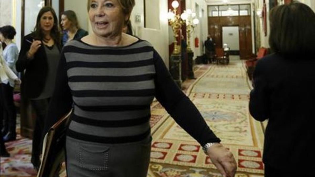 Celia Villalobos, diputada del PP y vicepresidenta del Congreso, tras la reunión de la Mesa de la Cámara, ayer.