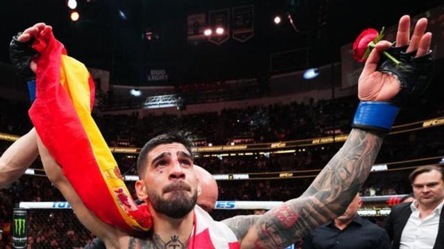 Ilia Topuria recibe el cinturón de campeón del mundo de UFC. | EFE